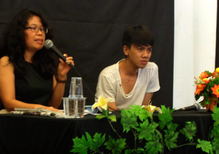Pembicara dalam bedah buku antologi "“Kisah yang Berulang di Hari Minggu” Sanie B. Kuncoro (kiri) dan moderator Rio Johan (kanan)
