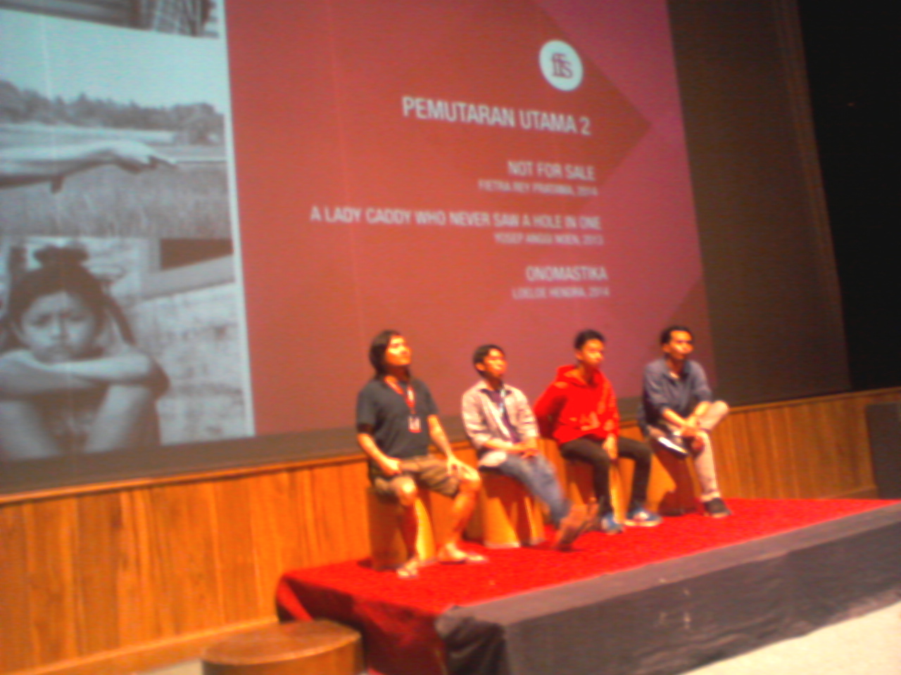 Dari kanan: Yosep Anggi Noen, Fietra Rey Pratama, Loeloe Hendra, dan seorang moderator dari pihak kurator.