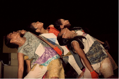 Lima penari berkostum pemulung menghayati tarian yang dibawakan dalam Peksimida 2014 (30/5) lalu di Teater Besar ISI Surakarta.
