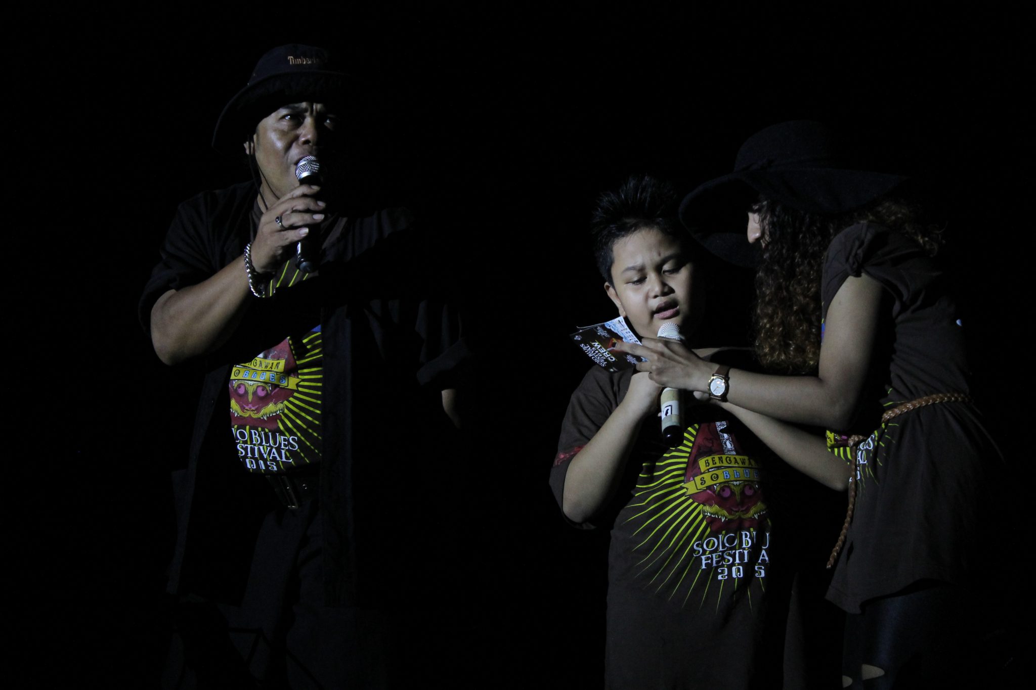 Vokalis dari Little Blues Brother bersama dua MC SBF 2015